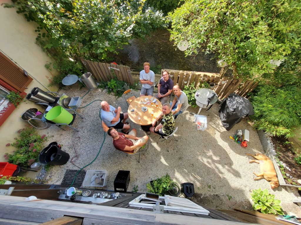 Eibachbraui-Stammtisch im Biergarten von oben